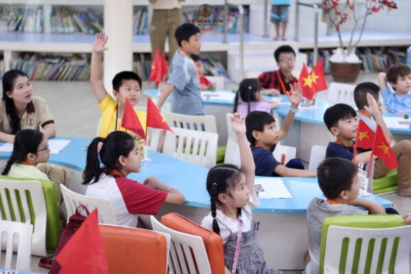 Không khí sôi nổi khi các em nhỏ đồng loạt giơ tay phát biểu về cách chơi Cờ Đông Sơn.