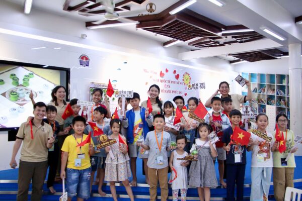 Bức ảnh tập thể kỷ niệm của đội ngũ Cờ Đông Sơn và các bạn nhỏ sau sự kiện trải nghiệm chơi Cờ Đông Sơn.