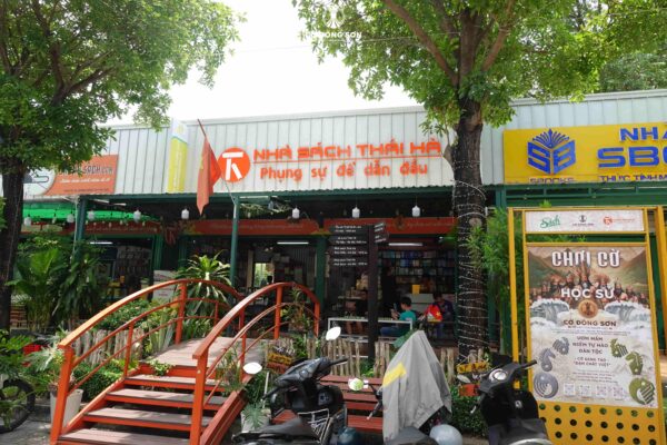 Không gian xanh mát tại Nhà Sách Thái Hà - Đường Sách TP Thủ Đức, địa điểm lý tưởng để gia đình đến trải nghiệm Cờ Đông Sơn.