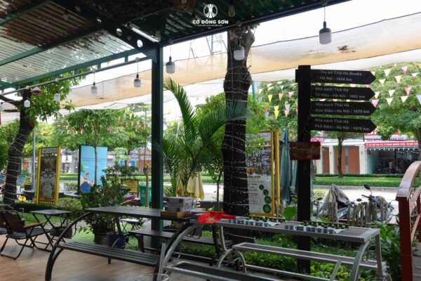 Bàn cờ được bày trí sẵn sàng tại không gian ngoài trời thoáng mát, mộc mạc của Nhà sách Thái Hà để các gia đình đến trải nghiệm Cờ Đông Sơn.