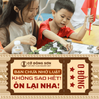 Hình ảnh bạn hướng dẫn đang ân cần giúp bé trai ôn lại luật chơi cờ tại Sự kiện ra mắt Cờ Đông Sơn với thông điệp trải nghiệm 0 đồng.