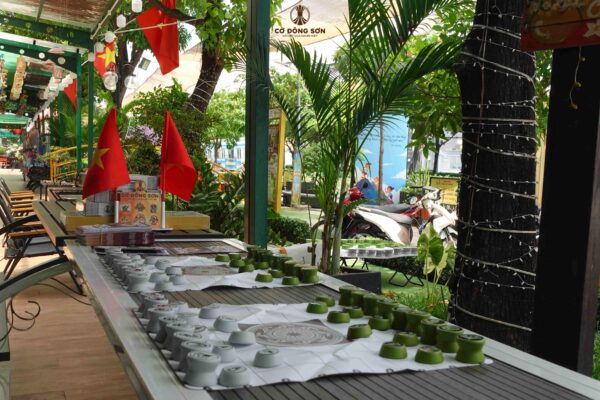 Những bàn cờ được xếp tươm tất tại không gian mở rợp bóng cây của Đường Sách TP Thủ Đức, sẵn sàng chào đón mọi người đến trải nghiệm Cờ Đông Sơn.