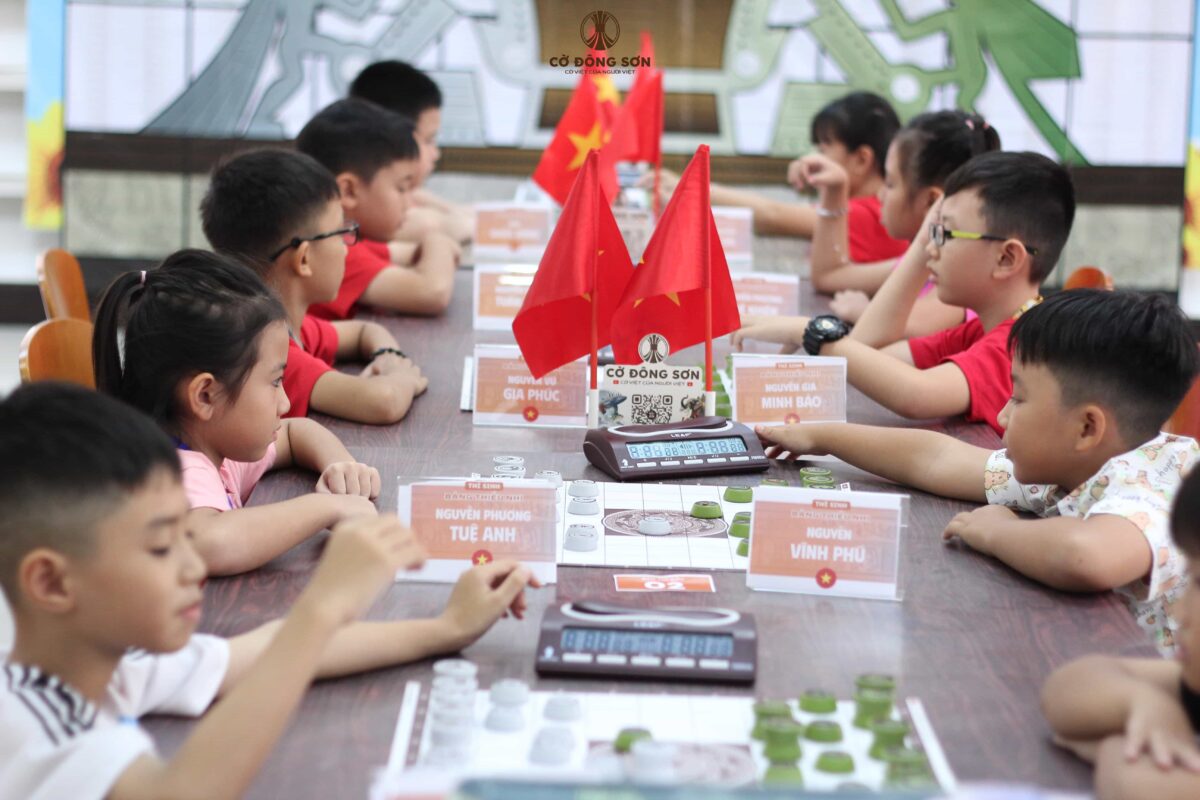 Dãy bàn thi đấu chính thức với các kỳ thủ nhí đang tập trung cao độ suy nghĩ nước đi tại Giải đấu Cờ Đông Sơn lần 2.