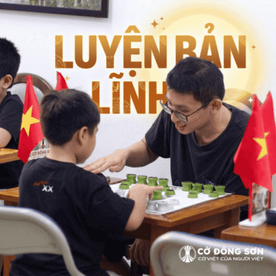 Hai kỳ thủ nhiều thế hệ đang thi đấu đối kháng căng thẳng, thể hiện tinh thần luyện bản lĩnh để chuẩn bị cho Cúp Hùng Vương 2026.