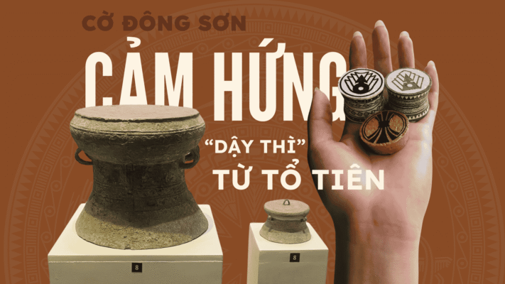 Hình ảnh đối chiếu chiếc trống đồng cổ vật kích thước nhỏ tại bảo tàng và các quân Cờ Đông Sơn nằm gọn trong lòng bàn tay.