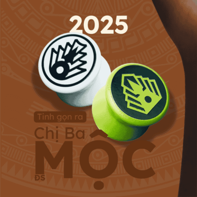 Cận cảnh hai quân cờ phiên bản "Chị Ba Mộc" của Board game Cờ Đông Sơn với thiết kế thân cờ được tinh gọn, lược bỏ các chi tiết hoa văn phức tạp.