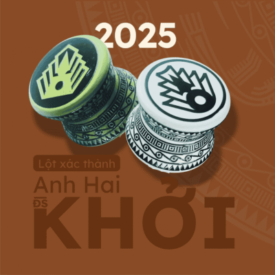 Cận cảnh hai quân cờ phe Sơn và phe Thủy thuộc phiên bản "Anh Hai Khởi" (2025) của Board game Cờ Đông Sơn với hoa văn sắc nét và màu sắc êm dịu.
