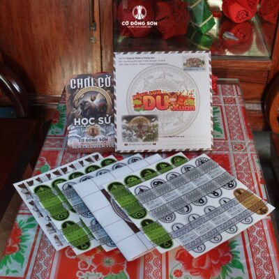 ận cảnh bộ quà tặng Cờ Đông Sơn Du phiên bản bỏ túi bằng giấy với thiết kế đậm chất văn hóa Việt dành cho khách tham gia Sự kiện ra mắt Cờ Đông Sơn.
