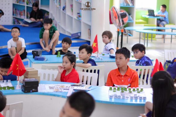 Các kỳ thủ nhí chăm chú lắng nghe hướng dẫn cách tính điểm thi đấu trong buổi sinh hoạt Cờ Đông Sơn để chuẩn bị cho Cúp Hùng Vương 2026