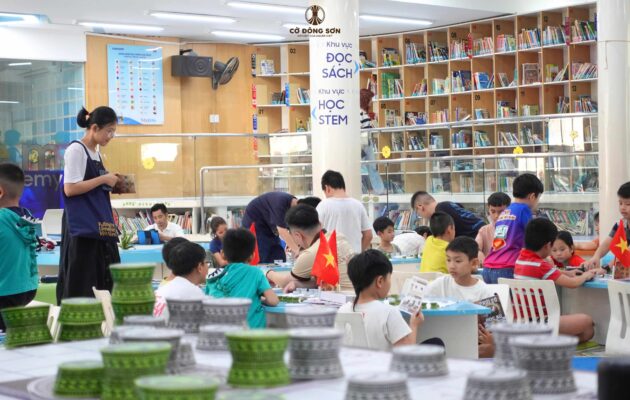 Ban tổ chức hướng dẫn các kỳ thủ nhí cách sử dụng đồng hồ cờ chuyên nghiệp trong buổi sinh hoạt Cờ Đông Sơn tại Thư viện KHTH TP.HCM.