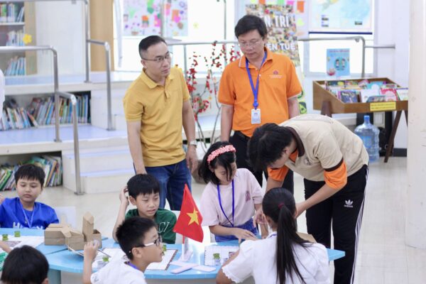 Ban tổ chức, đại diện Thư viện và phụ huynh cùng theo dõi, hướng dẫn các em nhỏ trong buổi sinh hoạt Cờ Đông Sơn.