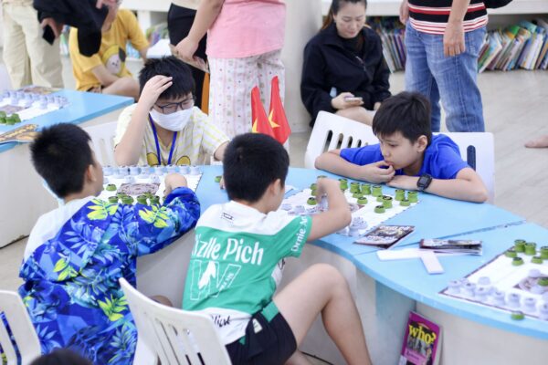 Các kỳ thủ nhí tập trung suy nghĩ chiến thuật trong buổi sinh hoạt Cờ Đông Sơn để chuẩn bị cho Giải đấu Cúp Hùng Vương.