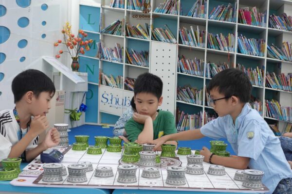 Ba kỳ thủ nhí tập trung cao độ suy nghĩ nước đi và làm quen với áp lực thời gian trong buổi sinh hoạt Cờ Đông Sơn.
