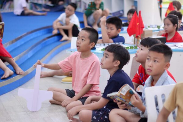 Các kỳ thủ nhí say sưa lắng nghe Ban tổ chức hướng dẫn cách tính điểm thi đấu trong buổi sinh hoạt Cờ Đông Sơn để chuẩn bị cho Cúp Hùng Vương 2026.