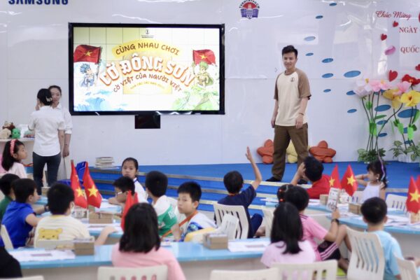 Các bạn nhỏ hào hứng giơ tay phát biểu trong buổi sinh hoạt Cờ Đông Sơn tại Thư viện KHTH TP.HCM.