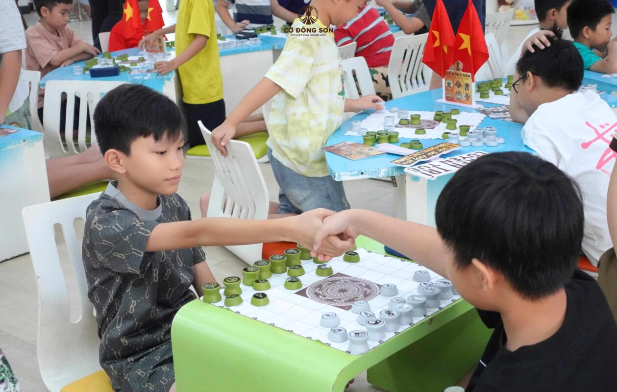 ai kỳ thủ nhí bắt tay giao hữu thể hiện tinh thần thể thao trước khi bước vào ván đấu căng thẳng tại buổi sinh hoạt Cờ Đông Sơn.