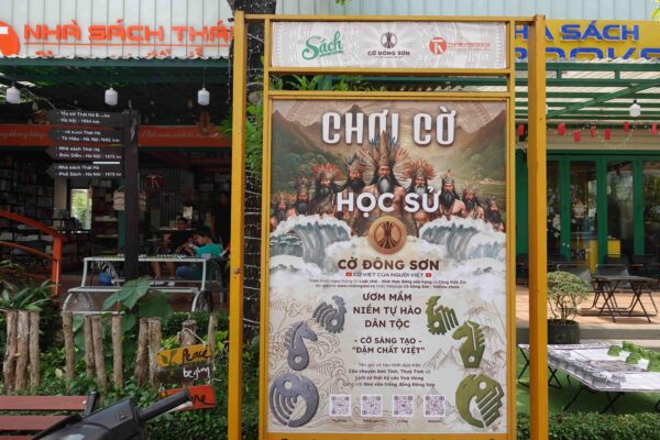 Cận cảnh standee Chơi Cờ Học Sử giới thiệu điểm trải nghiệm Cờ Đông Sơn mang đậm bản sắc văn hóa Việt tại Nhà Sách Thái Hà.