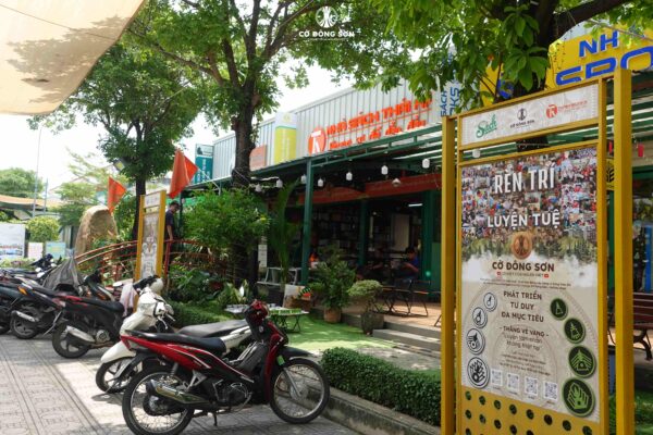 Bảng thông tin giới thiệu lợi ích rèn trí luyện tuệ và phát triển tư duy khi tham gia trải nghiệm Cờ Đông Sơn đặt trước Nhà Sách Thái Hà.