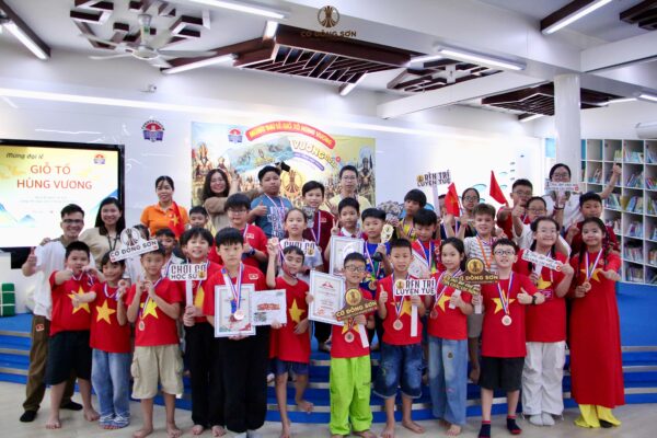 Tập thể gần 40 kỳ thủ nhí cùng Ban tổ chức rạng rỡ nâng cúp, huy chương và bằng khen ăn mừng thành công của Giải đấu Cờ Đông Sơn lần 2.