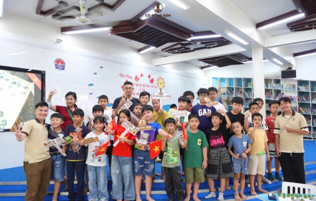 Tập thể các kỳ thủ nhí và ban tổ chức chụp ảnh kỷ niệm với nụ cười rạng rỡ sau buổi sinh hoạt Cờ Đông Sơn tại Thư viện KHTH TP.HCM.