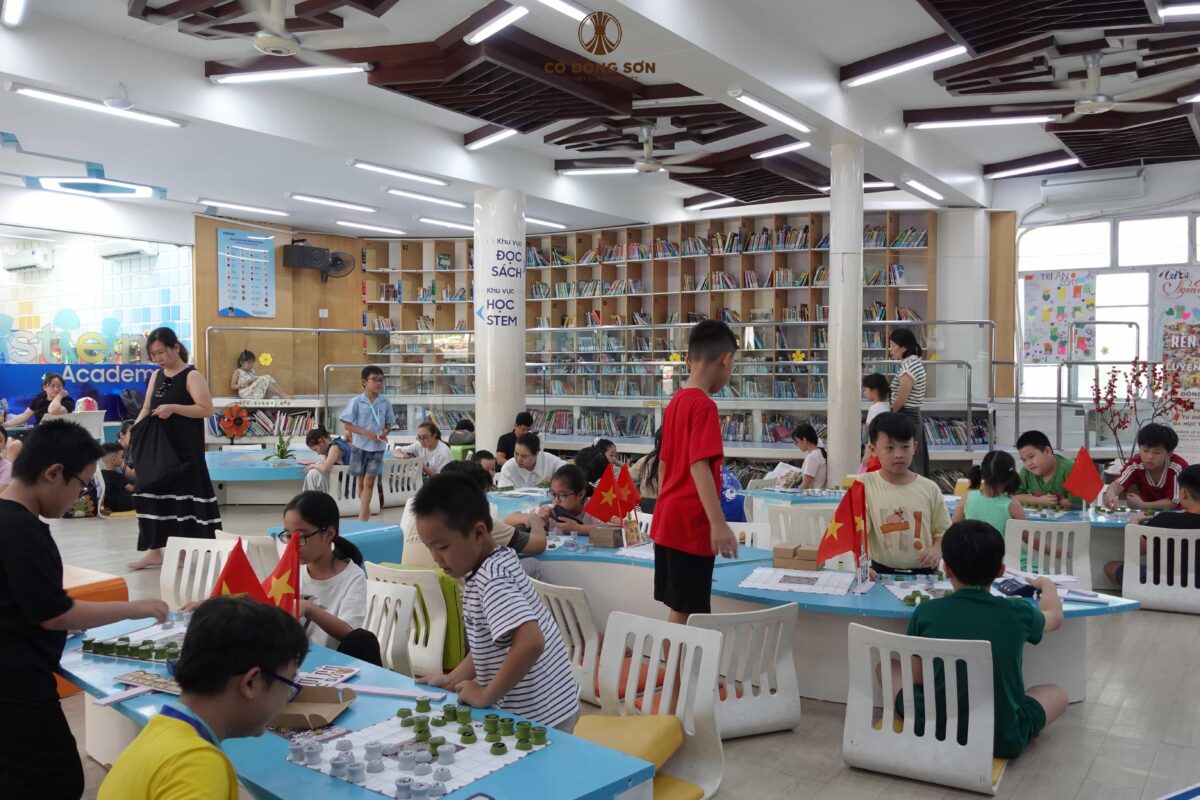 Toàn cảnh không khí đông đảo và sôi nổi của các kỳ thủ nhí tại buổi sinh hoạt Cờ Đông Sơn ngày 11/04.