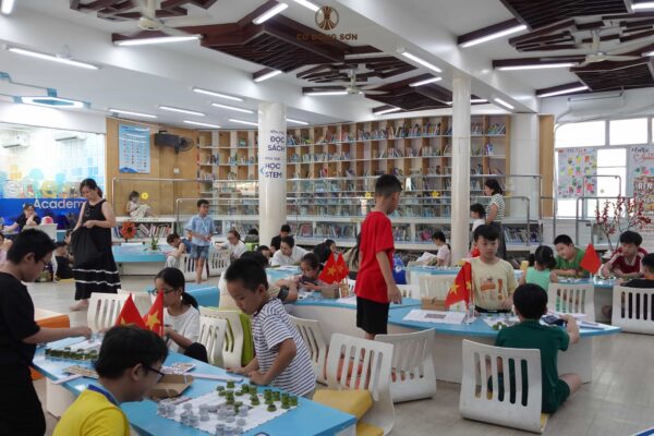 Toàn cảnh không khí đông đảo và sôi nổi của các kỳ thủ nhí tại buổi sinh hoạt Cờ Đông Sơn ngày 11/04.