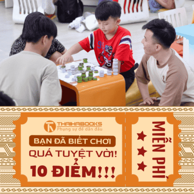 Hình ảnh bé trai tự tin đi quân cờ Đông Sơn bên cạnh sự đồng hành của người lớn tại Sự kiện ra mắt Cờ Đông Sơn với thông điệp trải nghiệm miễn phí.