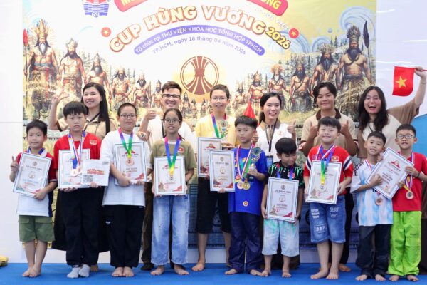 Tập thể các kỳ thủ nhí đạt thành tích cao chụp ảnh lưu niệm cùng cúp, huy chương, bằng khen và Ban tổ chức tại lễ trao giải Giải đấu Cờ Đông Sơn lần 2.