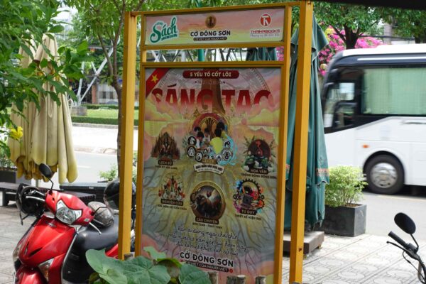 Bảng thông tin giới thiệu 5 yếu tố cốt lõi khởi nguồn sáng tạo nên board game Cờ Đông Sơn được đặt tại Đường sách TP. Thủ Đức.