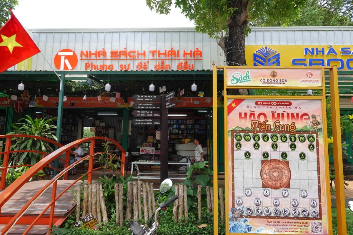 Bảng hướng dẫn chiến thuật Cờ Đông Sơn cỡ lớn được đặt trang trọng trước Nhà sách Thái Hà tại không gian văn hóa Đường sách TP. Thủ Đức.