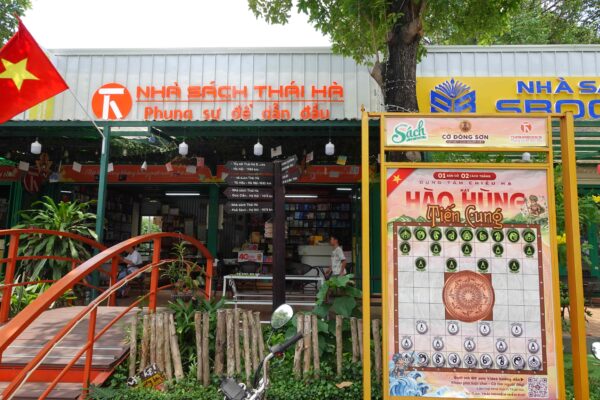 Bảng hướng dẫn chiến thuật Cờ Đông Sơn cỡ lớn được đặt trang trọng trước Nhà sách Thái Hà tại không gian văn hóa Đường sách TP. Thủ Đức.