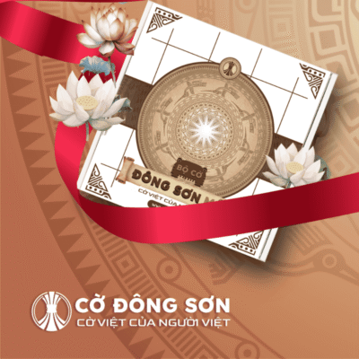 Cận cảnh hộp Cờ Đông Sơn phiên bản Mộc sang trọng được trang trí dải nơ đỏ và hoa sen trắng tinh khiết, minh họa cho một vật phẩm quà tặng văn hóa đẳng cấp.