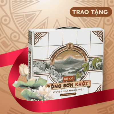 Hình ảnh hộp Cờ Đông Sơn Khởi được thắt nơ đỏ trang trọng cùng hoa sen trắng, mang thông điệp trao tặng một món quà tặng văn hóa ý nghĩa.
