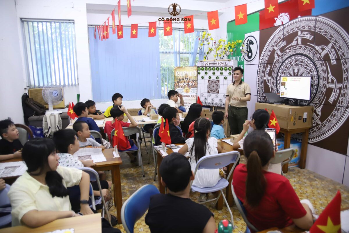 Lớp học Khóa hè Cờ Đông Sơn 2026 tại clb Lam Sơn thu hút đông đảo các bé và phụ huynh cùng tham gia trải nghiệm.