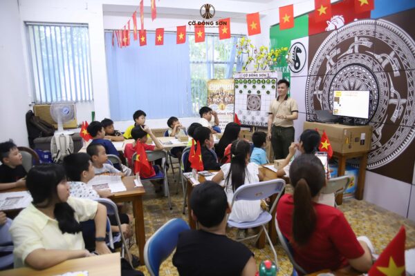 Lớp học Khóa hè Cờ Đông Sơn 2026 tại clb Lam Sơn thu hút đông đảo các bé và phụ huynh cùng tham gia trải nghiệm.