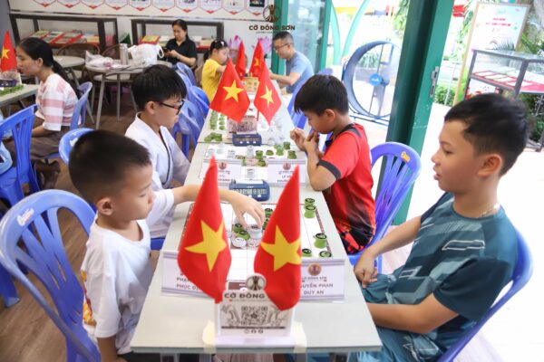 Các kỳ thủ nhí đang tập trung đấu trí Cờ Đông Sơn với đồng hồ tính giờ trong giải đấu nội bộ của Khóa hè Cờ Đông Sơn 2026 tại Đường Sách TP. Thủ Đức.