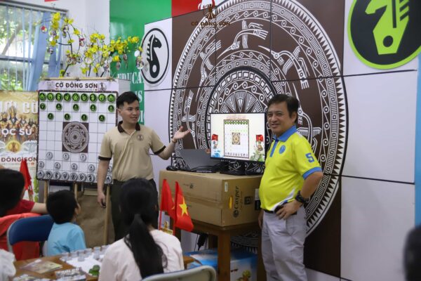Huấn luyện viên và Đại kiện tướng Từ Hoàng Thông chia sẻ về bộ môn Cờ Đông Sơn trong Khóa hè Cờ Đông Sơn 2026 tại clb Lam Sơn.