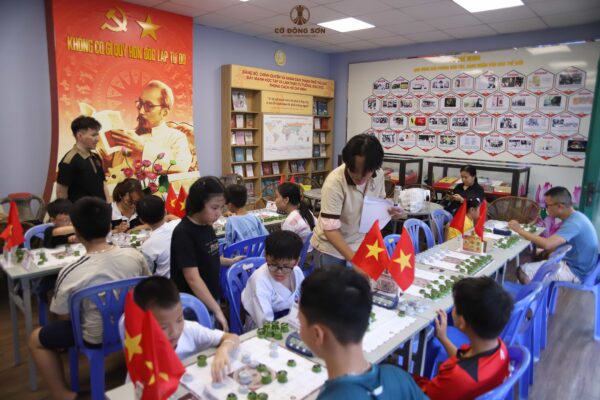Các kỳ thủ nhí tập trung thi đấu Cờ Đông Sơn trong giải đấu nội bộ của Khóa hè Cờ Đông Sơn 2026 tại Đường Sách TP. Thủ Đức.