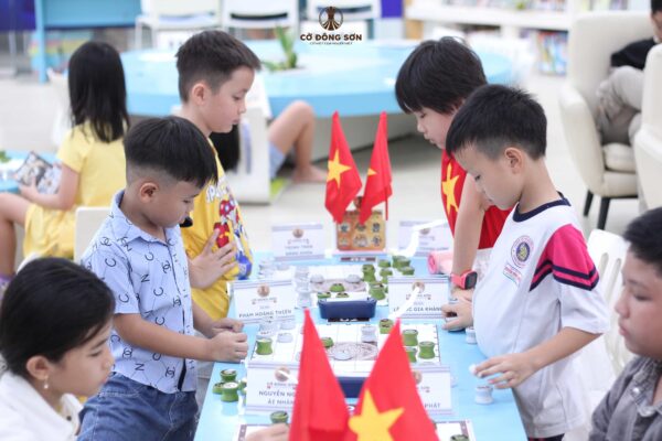 Các kỳ thủ nhí đang đứng tập trung cao độ suy nghĩ nước đi trong giải đấu nội bộ tại Khóa hè Cờ Đông Sơn.
