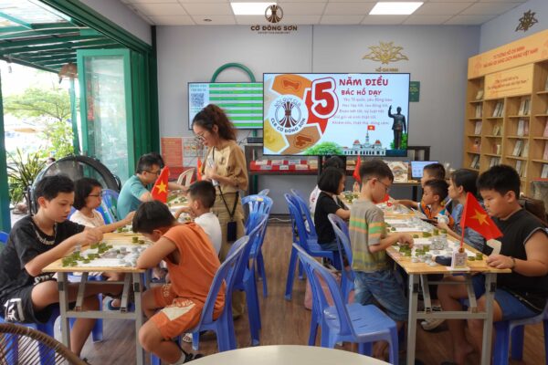 oàn cảnh lớp học rèn luyện tư duy và đạo đức với bảng nội quy 5 điều Bác Hồ dạy trên màn hình lớn tại Khóa hè Cờ Đông Sơn.