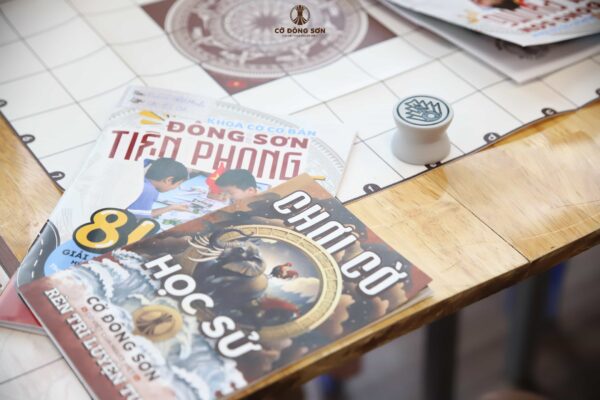 Cận cảnh giáo trình học tập Đông Sơn Tiên Phong và cẩm nang Chơi Cờ Học Sử được chuẩn bị sẵn sàng cho học viên tại Khóa hè Cờ Đông Sơn.
