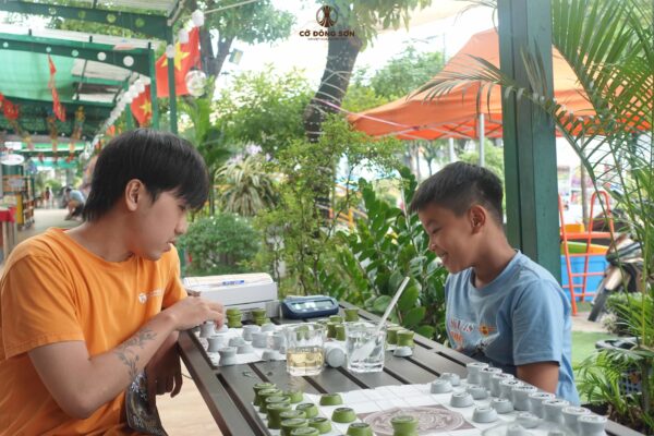 Các bạn nhỏ đang tập trung suy nghĩ nước đi chiến thuật trên bàn Cờ chuẩn bị cho khóa học Cờ Đông Sơn hè 2026.
