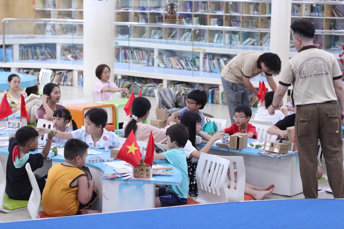 Toàn cảnh đông đảo các em nhỏ và phụ huynh tham gia ngày khai mạc khóa học Cờ Đông Sơn dịp hè 2026 trong không gian Thư viện Khoa học Tổng hợp TPHCM.