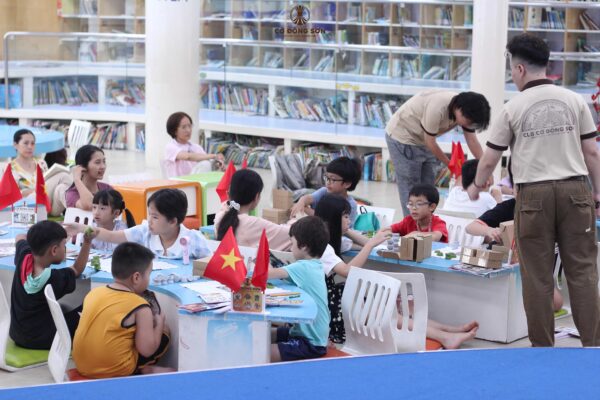 Toàn cảnh đông đảo các em nhỏ và phụ huynh tham gia ngày khai mạc khóa học Cờ Đông Sơn dịp hè 2026 trong không gian Thư viện Khoa học Tổng hợp TPHCM.