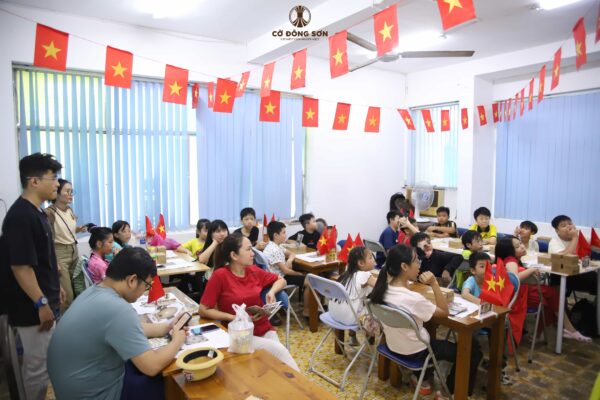 Đông đảo phụ huynh và các kỳ thủ nhí chăm chú lắng nghe trong lớp học Khóa hè Cờ Đông Sơn 2026 tại clb Lam Sơn.