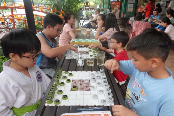 Hình ảnh các em nhỏ đang say sưa đấu trí và rèn luyện tư duy sẵn sàng cho khóa học Cờ Đông Sơn tại câu lạc bộ Đường Sách TP. Thủ Đức hè 2026