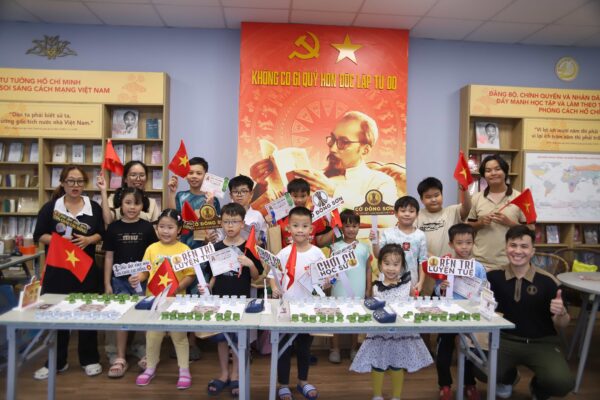 Hình ảnh tập thể các kỳ thủ nhí và ban huấn luyện rạng rỡ ăn mừng trong lễ bế giảng Khóa hè Cờ Đông Sơn 2026 tại Đường Sách TP. Thủ Đức.