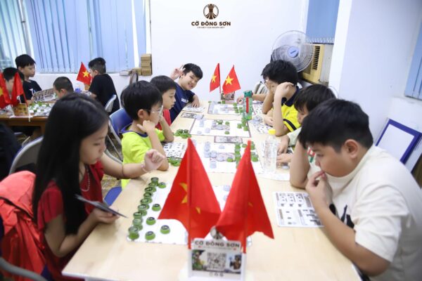 Các kỳ thủ nhí tập trung cao độ thực hành đấu trí Cờ Đông Sơn tại Khóa hè Cờ Đông Sơn 2026 ở clb Lam Sơn.