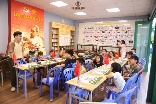Toàn cảnh các kỳ thủ nhí đang ngồi học tập nề nếp và chăm chú theo dõi sự hướng dẫn của huấn luyện viên trong không gian lớp học tại Khóa hè Cờ Đông Sơn.