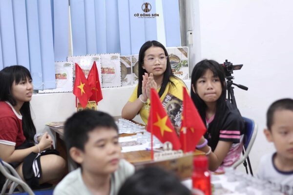 Các học viên chăm chú theo dõi và tương tác trong lớp học Cờ Đông Sơn Khóa 1 Hè 2026 tại không gian CLB Lam Sơn.